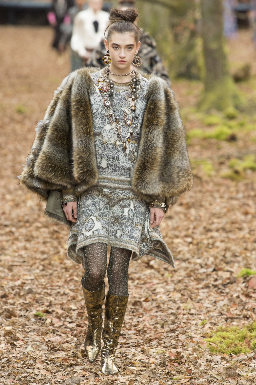 Khu rừng phủ ngập lá vàng thành sàn diễn thời trang trong show Chanel